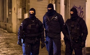Des forces de police belges cagoulées après l'assaut contre des djihadistes dans la ville de Verviers