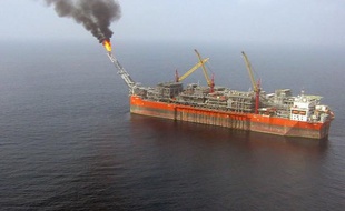 La marée noire provoquée au large du Nigeria la semaine dernière est arrivée près des côtes, a déclaré mardi un groupe de défense de l'environnement, une accusation démentie par Shell, la société anglo-néerlandaise à l'origine de l'accident.