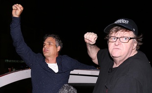 L'acteur Mark Ruffalo et le réalisateur Michael Moore protestent contre Donald Trump sur Broadway
