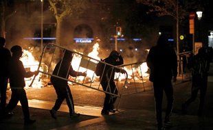 Des manifestants installent des barricades dans les rues de Barcelone, le 17 octobre 2019.