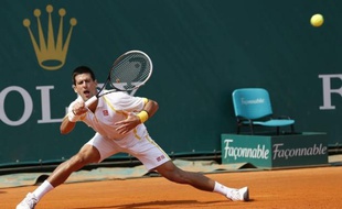 Novak Djokovic a souffert mercredi pour atteindre les huitièmes de finale de Monte-Carlo sous le regard de Rafael Nadal qui a suivi la rencontre depuis le bar de la presse après un succès autrement plus tranquille.