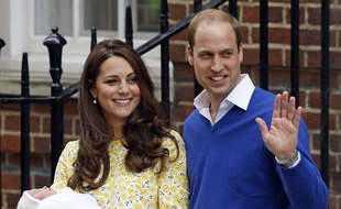 Kate et William, le 2 mai 2015, lors de la présentation de Charlotte, la grande sœur du bébé à naître.