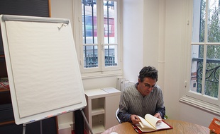 Alexandre Meyer, le gérant d'Intencity, dans la salle de réunion aménagée au-dessus de la gare de Clichy-Levallois.