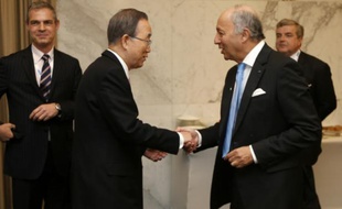 Le secrétaire général de l'ONU, Ban Ki-moon (g), et le ministre français des Affaires étrangères, Laurent Fabius (d), à Abou Dhabi le 18 janvier 2016