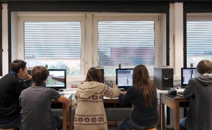 La France est en retard en matière d'accessibilité des cours universitaires sur internet pour 65% des étudiants et 78% des enseignants du supérieur, selon un sondage OpinionWay pour le ministère de l'Enseignement supérieur dévoilé mercredi.