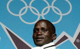 Enfant, Guor Marial courait pour sauver sa peau. Dimanche, ce réfugié sud-soudanais participera au marathon des JO de Londres sous les couleurs du drapeau olympique, et sa famille restée au pays marchera 50 km pour suivre sa course sur le poste de télévision le plus proche.