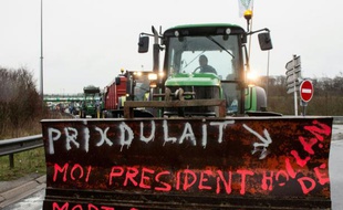 Des paysans manifestent contre l'effondrement des prix de leurs produits à Boulogne-sur-Mer, le 2 février 2016