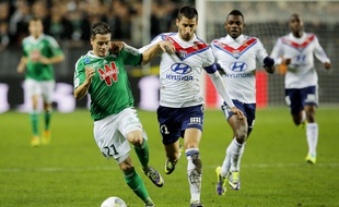 Maxime Gonalons ne compte se rendre à Saint-Etienne que pour y disputer un derby, comme ici en 2013 face à Romain Hamouma.