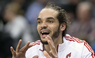 Joakim Noah (Chicago) chambre DeMar Derozan (Toronto) après que ce dernier lui a passé le ballon en croyant qu'il jouait avec lui, le 25 mars 2015.