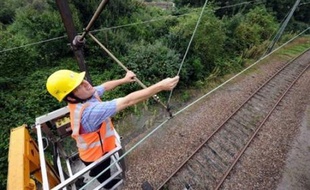 Une réforme d'ensemble du système ferroviaire français, beaucoup trop complexe en raison de la séparation entre Réseau ferré de France et la SNCF, s'impose selon un rapport parlementaire publié jeudi, qui réclame aussi plus de moyens pour faire face à la dégradation des voies ferrées.
