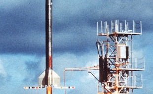 Photo prise le 09 avril 1968 au centre spatial de Kourou (Guyane française), du lancement de la première fusée Véronique.