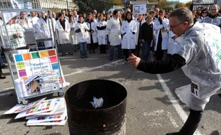 Quelque 300 salariés de Sanofi selon les syndicats (200 selon la police) ont manifesté jeudi à Toulouse contre les plans de restructuration de leur entreprise, en brûlant les "encombrants, (...) tous les documents que la direction diffuse pour faire sa propagande".