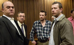 La justice sud-africaine a condamné mardi à 35 ans de prison les cinq leaders d'un groupe d'extrême-droite blanc baptisé "Force paysanne" ou "Boeremag" à l'origine d'un ambitieux complot contre la nouvelle Afrique du Sud et à deux doigts d'assassiner Nelson Mandela il y a onze ans.