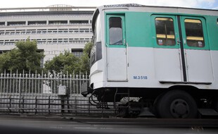 A la sortie de la station de métro Bercy, à Paris. (illustration)