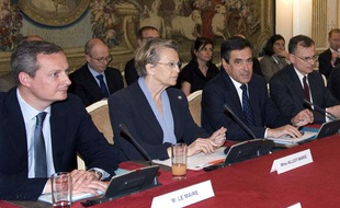 Bruno Le Maire, Michèle Alliot-Marie et François Fillon, réunis à Matignon pour discuter de la grippe mexicaine, le 30 avril 2009.