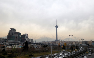 Des voitures roulent sur une autoroute avec en toile de fond la tour de télécommunications Milad à Téhéran, la capitale iranienne, le 12 mars 2022.