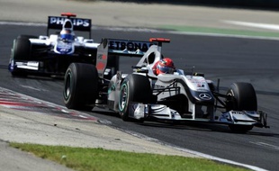Michael Schumacher au volant de sa Mac Laren Merecedes, précédant Rubens Barrichello au Grand Prix de Hongrie, le 1er août 2010