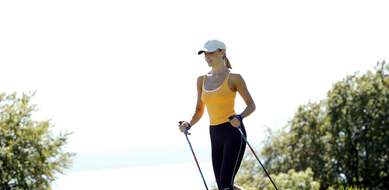 Une jeune femme pratique la randonnée (illustration)