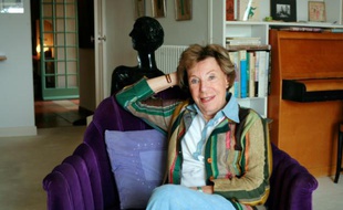 La journaliste et écrivaine Benoîte Groult pose le 7 avril 2007 dans sa maison à Hyères