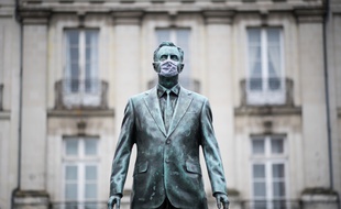 La statue de la place du Bouffay à Nantes, couverte d'un masque (illustration).