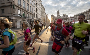 Pavés, marches, bitume... Le trail urbain, ici le Lyon Urban Trail, mélange les terrains.