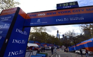 Le maire Michael Bloomberg a vivement défendu vendredi sa décision de maintenir le marathon de New York dimanche, qui provoque la polémique alors que des centaines de milliers de New-Yorkais restent privés d'électricité, de chauffage ou d'eau après le passage de Sandy.