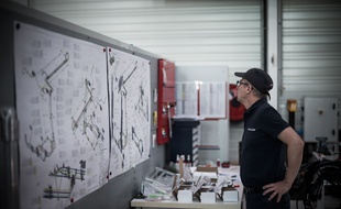 Un atelier de production de radars de Thales, à Limours (Essonne).