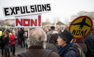 Des manifestants anti-aéroport réunis contre les expulsions d'habitants et paysans.
