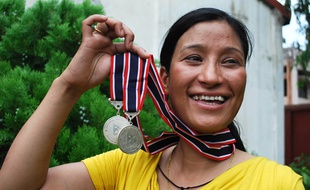 Anshu Jamsenpa est devenu la première femme a avoir gravi deux fois l'Everest en 5 jours
