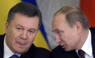 Le président ukrainien, Viktor Ianoukovitch, soutenu par son homologue russe Vladimir Poutine qui dit avoir agi en "peuple frère", fait face jeudi à l'accusation d'avoir bradé la souveraineté du pays en signant pour un prêt de 15 milliards avec Moscou.