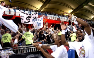 Sidney Govou célèbre ici avec le Kop Virage Nord de Gerland et Florent Malouda le 6e titre de l'OL en avril 2007, après un succès (2-1) face au Mans.