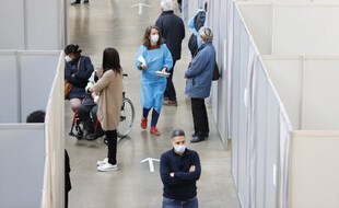 Des membres du personnel médical prennent en charge les patients à l'intérieur du site de vaccination Covid-19 d'Ile De France à Paris, le 6 mars 2021.