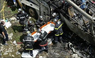 Au moins 26 pélerins polonais ont été tués, 24 blessés dont 14 gravement lorsque leur autocar s'est écrasé, avant de prendre feu, dimanche matin dans un ravin à Vizille (Isère), selon un bilan encore provisoire des secours en début d'après-midi.