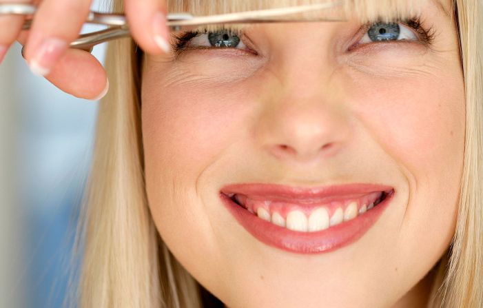 Coiffure : L’astuce pour maintenir sa frange en place avec de la colle ...