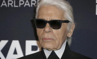 Le couturier Karl Lagerfeld à la soirée de lancement de ses nouveaux parfums, à Paris le 11 mars 2014