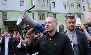 La police russe a interpellé mardi une vingtaine de militants qui protestaient contre la nouvelle présidence de Vladimir Poutine, après avoir réussi a effectuer un sit-in dans la nuit de lundi à mardi près du Kremlin à Moscou.
