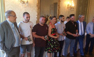 Les quatre hommes qui ont sauvé la jeune femmeet ses deux enfants ont été récompensés par le préfet du Gard.