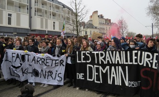Les étudiants, lycéens et même collégiens étaient en tête du cortège.