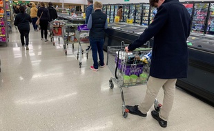 Des habitants de Johnsonville en Nouvelle Zélande font leurs achats après l'annonce du reconfinement à Auckland.