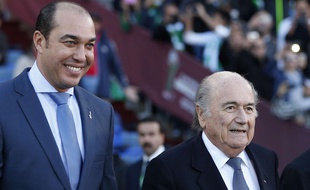 Le ministre marocain des Sports Mohamed Ouzzine (ici en compagnie de Sepp Blatter), le 21 décembre 2013 à Marrakech.