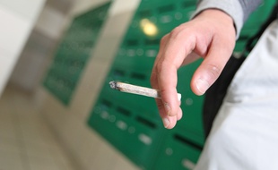 Illustration d'un fumeur de cannabis dans un hall d'immeuble à Nantes.