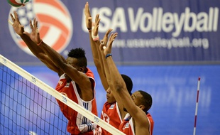 Rolando Cepeda Abreu (à droite), le capitaine de l'équipe de volley de Cuba, a été condamné à une peine de prison pour viol par un tribunal finlandais, le 20 septembre 2016.