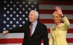 Chez les républicains, les quatre victoires de M. McCain lui ont permis d'éliminer son rival Mike Huckabee. Héros de la guerre du Vietnam, âgé de 71 ans, John McCain avait frôlé l'abandon l'été dernier faute d'argent et de conseillers. Il a obtenu plus des 1.191 délégués du parti républicain nécessaires pour s'assurer l'investiture.