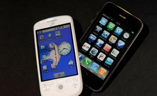 Le téléphone HTC magic, avec la plate-forme d'exploitation de Google (à gauche) et l'iPhone (à droite)