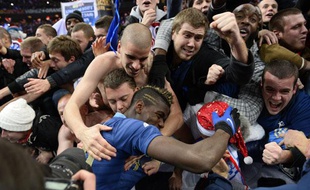 Le milieu de terrain de l'équipe de France Paul Pogba se jette dans le public du Stade de France après la victoire des Bleus contre l'Ukraine (3-0), le 19 novembre 2013.