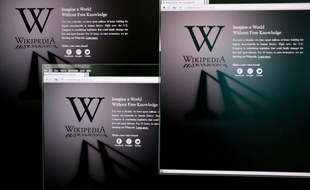 L'encyclopédie en ligne Wikipédia a fermé ses pages en anglais pendant 24 heures et le géant mondial de l'internet Google a masqué son logo aux Etats-Unis à l'occasion d'une journée de protestation, mercredi, contre des projets de loi antipiratage au Congrès américain.