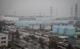 Des réservoirs de stockage d'eau contaminée par les radiations, à Fukushima.