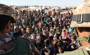 Des réfugiés syriens attendent pour passer en Jordanie, au point de contrôle d'Hadalat, à l'est d'Amman, le 14 janvier 2016