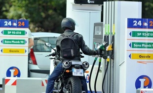 Les prix de l'essence et du diesel ont frôlé la semaine dernière en France leurs records historiques établis en mars-avril, mettant encore un peu plus la pression sur le gouvernement, qui a promis d'agir avant la rentrée pour enrayer leur flambée.