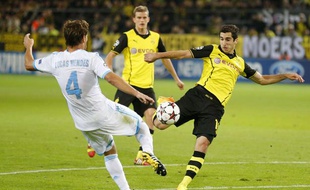L'attaquant du Borussia Dortmund, Henrikh Mkhitaryan (en jaune) face au Marseillais Lucas Mendes, le 1er octobre 2013 à Dortmund.